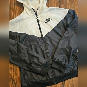 Nike EUC black & white windbreaker rain jacket in women's small